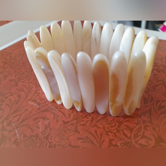 White Mother Of Pearl  Color Shell  Strestchy Bracelet - Picture 2 of 11
